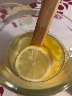 Una foto de Limonada con miel 🍋🍯
