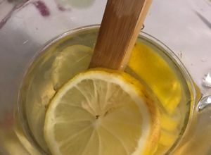 Una foto de Limonada con miel 🍋🍯
