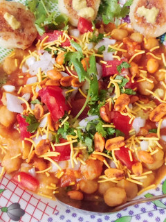 છોલે આલુ ટિક્કી ચાટ (chole aloo tikki chat recipe in Gujarati) રેસીપી મુખ્ય ફોટો