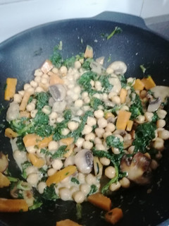 Una foto de Garbanzos, champiñones, calabaza, espinacas, leche de coco