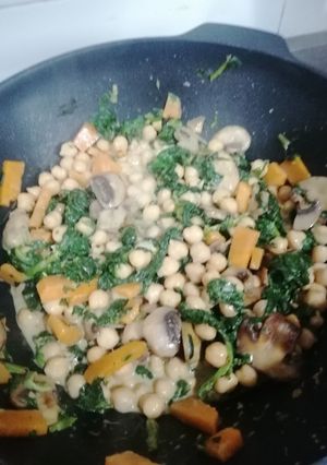 Una foto de Garbanzos, champiñones, calabaza, espinacas, leche de coco