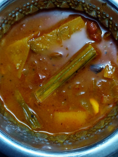 கத்தரிக்காய், முருங்கைக்காய், உருளைக்கிழங்கு புளிக்குழம்பு செய்முறை முக்கிய புகைப்படம்
