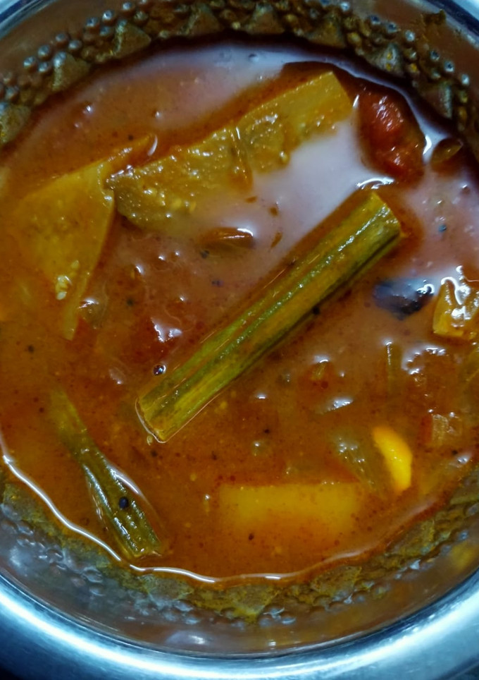 கத்தரிக்காய், முருங்கைக்காய், உருளைக்கிழங்கு புளிக்குழம்பு செய்முறை முக்கிய புகைப்படம்