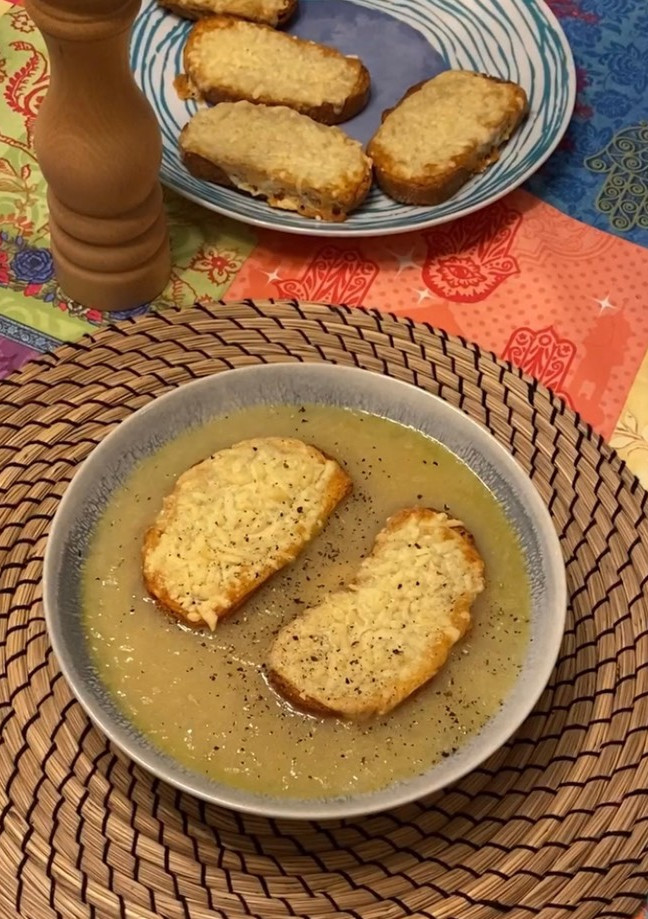 Una foto de Sopa de Cebolla