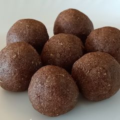 A picture of Ari unda or rice laddoo.