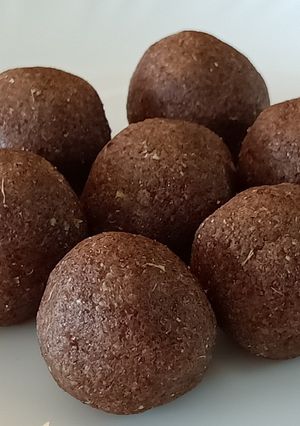 A picture of Ari unda or rice laddoo.