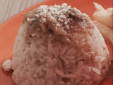 Arroz blanco con salsa de cebolla