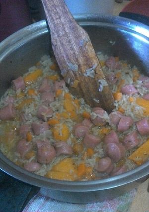 Una foto de Guiso de arroz con salchichas