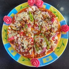 A picture of Onion capsicum cheese pizza😋😋😋.