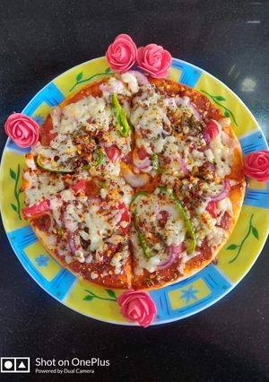 A picture of Onion capsicum cheese pizza😋😋😋.