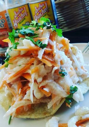 Una foto de Tostadas sencillas de pescado Cocido al Limón
