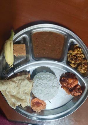 A picture of Karnataka Thali for lunch.