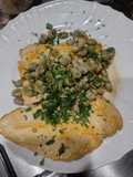 Petto di pollo con baccelli o piselli o taccole