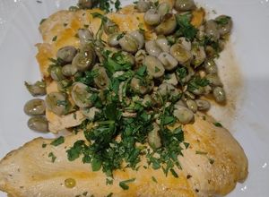 Foto di Petto di pollo con baccelli o piselli o taccole