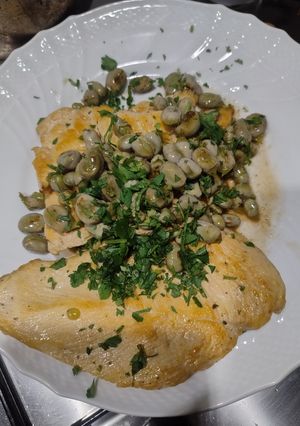 Foto di Petto di pollo con baccelli o piselli o taccole