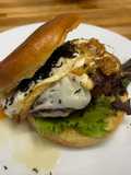 Hamburguesa de corzo con huevo trufado