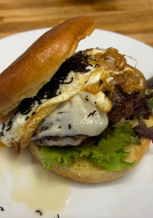 Una foto de Hamburguesa de corzo con huevo trufado