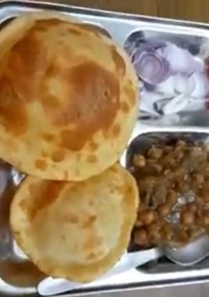 छोले भटूरे(chole bhature recipe in hindi) रेसिपी मुख्य फोटो