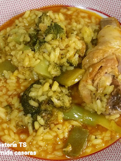 Una foto de Arroz meloso con pollo y brócoli