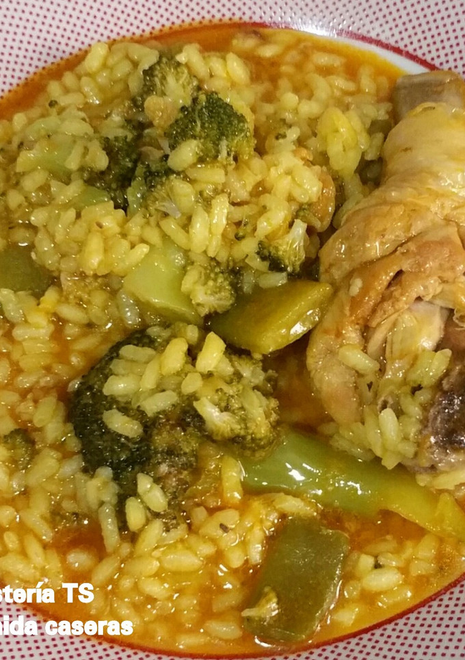 Una foto de Arroz meloso con pollo y brócoli