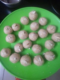 तिल मावा लड्डू (Til mawa ladoo recipe in hindi) रेसिपी मुख्य फोटो