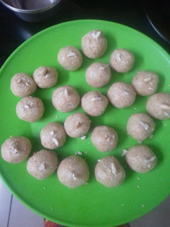 तिल मावा लड्डू (Til mawa ladoo recipe in hindi) रेसिपी मुख्य फोटो