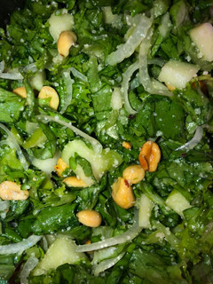 Una foto de Ensalada lechuga 🥬 y manzana 🍏 verde