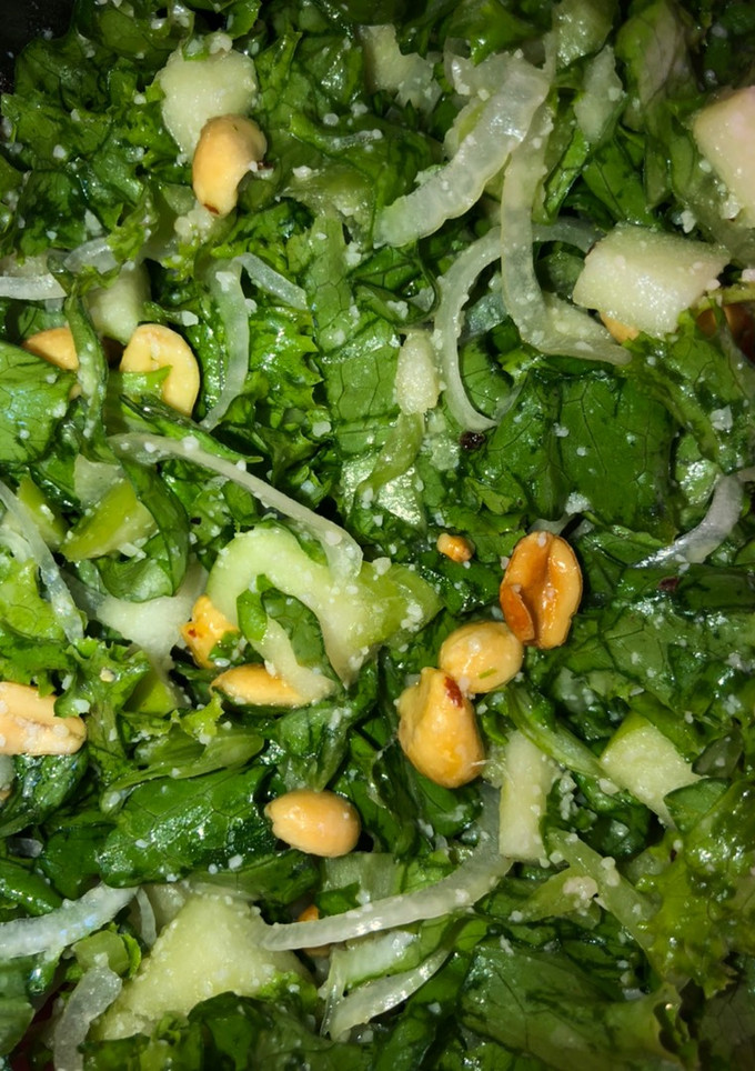 Una foto de Ensalada lechuga 🥬 y manzana 🍏 verde