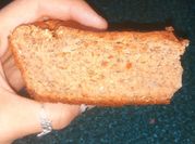 Una foto de budin integral de canela