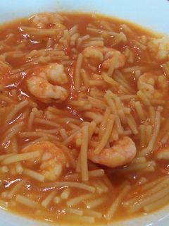 Una foto de Fideos con langostinos