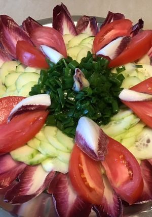 Une photo de Salade d endives rouges,concombre noa,tomate cœur de bœuf et oignon cebette