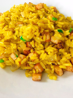 Una foto de Arroz chino | arroz frito | yellow fried rice
