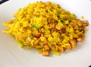 Una foto de Arroz chino | arroz frito | yellow fried rice