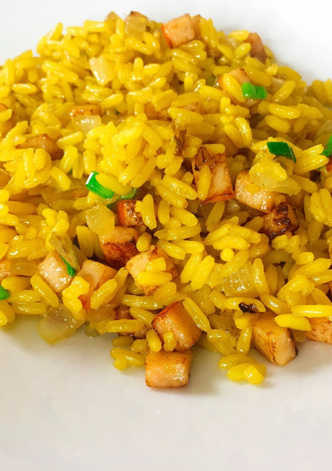 Una foto de Arroz chino | arroz frito | yellow fried rice