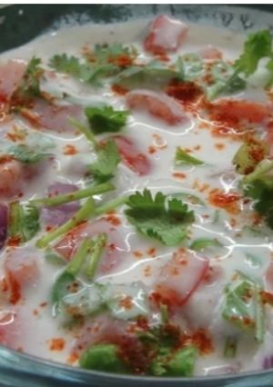 टमाटर प्याज़ का रायता (Tomato Onion Raita Recipe In Hindi) रेसिपी मुख्य फोटो