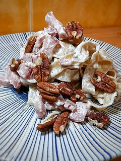 Una foto de Tallarines carbonara con nata y gorgonzola