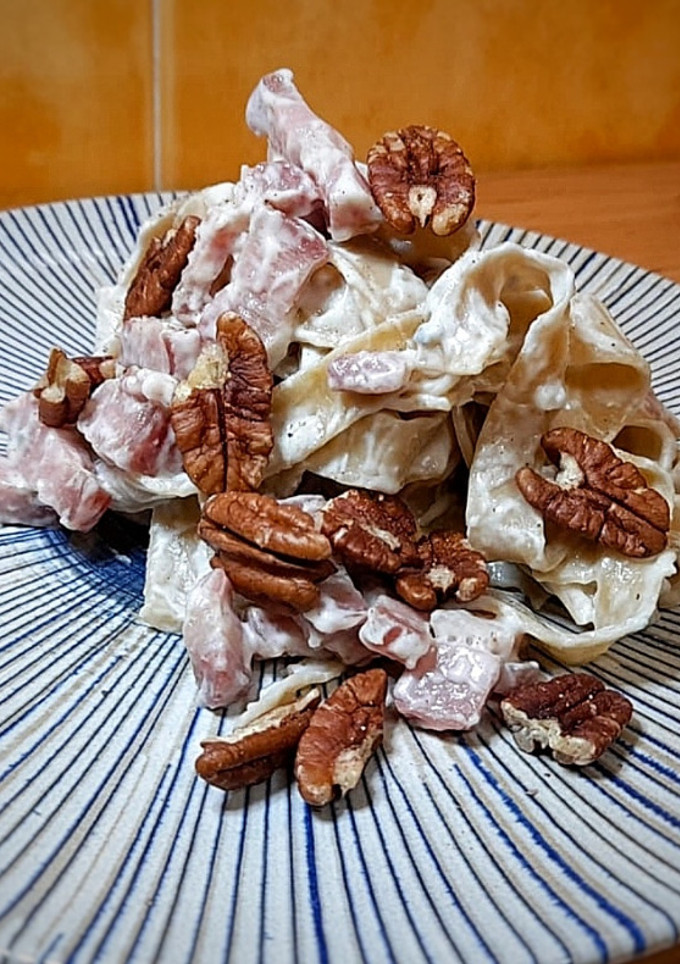 Una foto de Tallarines carbonara con nata y gorgonzola