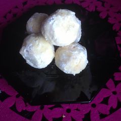 A picture of Russian Tea Cakes.
