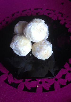 A picture of Russian Tea Cakes.