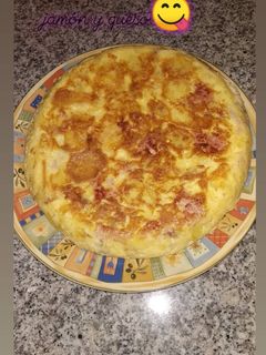 Una foto de Tortilla de patata con Jamón York y queso