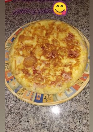Una foto de Tortilla de patata con Jamón York y queso