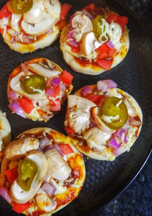 মিনি প্যান পিজ্জা (mini pan pizza recipe in Bengali) রেসিপির প্রধান ছবি