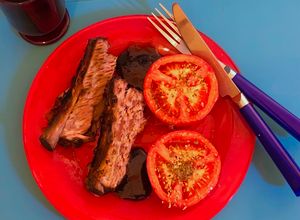Una foto de Mi barbacoa en horno de cocción lenta (slow cook) con tomates asados, fácil y sabrosa