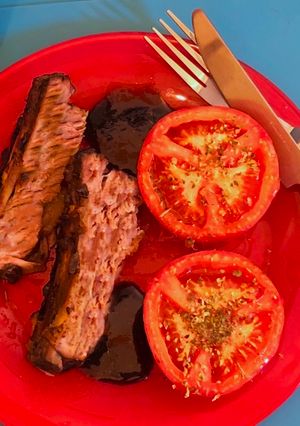 Una foto de Mi barbacoa en horno de cocción lenta (slow cook) con tomates asados, fácil y sabrosa