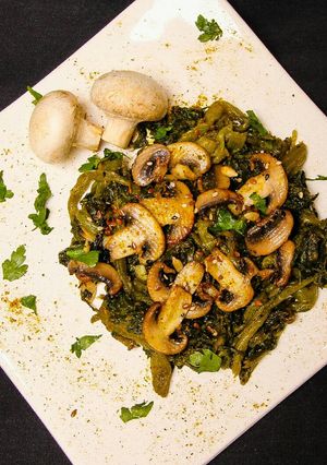 Una foto de Salteado de acelga con champignones agridulce
