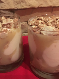 Una foto de McFlurry de filipinos blancos con sirope de chocolate blanco