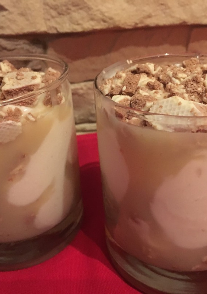 Una foto de McFlurry de filipinos blancos con sirope de chocolate blanco