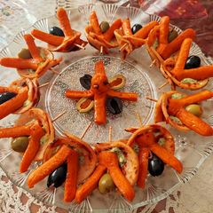 A picture of Pepperoni olive mint skewers.