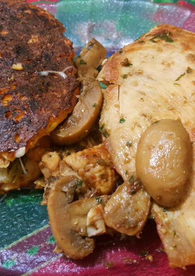 Una foto de Omelette de calabaza. Y pechuga con champiñones ajo y perejil