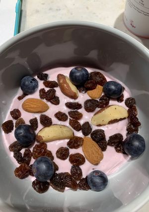 A picture of Cherry yogurt breakfast.